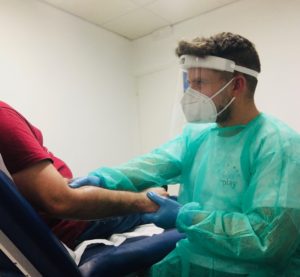 fisio tratando con protección civid